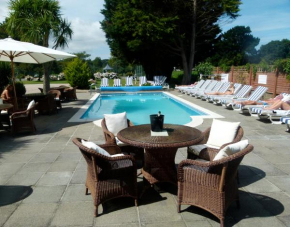 Гостиница Beachcombers Hotel  Сент-Хелиер